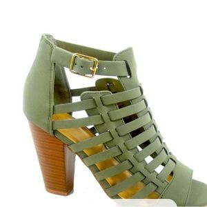 Scoop Women’s Open Toe, Chunky Heel, Strappy Ankle, Strap Buckle Sandals.